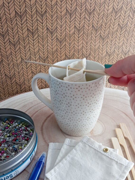 Sachets de thé lavables et sa pique en bambou.