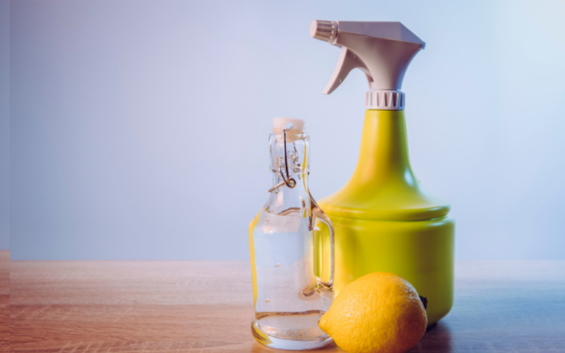 Nettoyage de la maison : deux alliés efficaces avec le vinaigre blanc et l’acide citrique