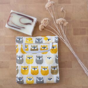 Pochette à savon double motif hiboux en coton enduit et nid d’abeille pour savon et shampoing solide.