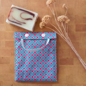 Pochette à savon double motif original en coton enduit et nid d’abeille absorbant.