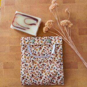 Pochette à savon double motif léopard en coton enduit et nid d’abeille pour savon et shampoing solide.